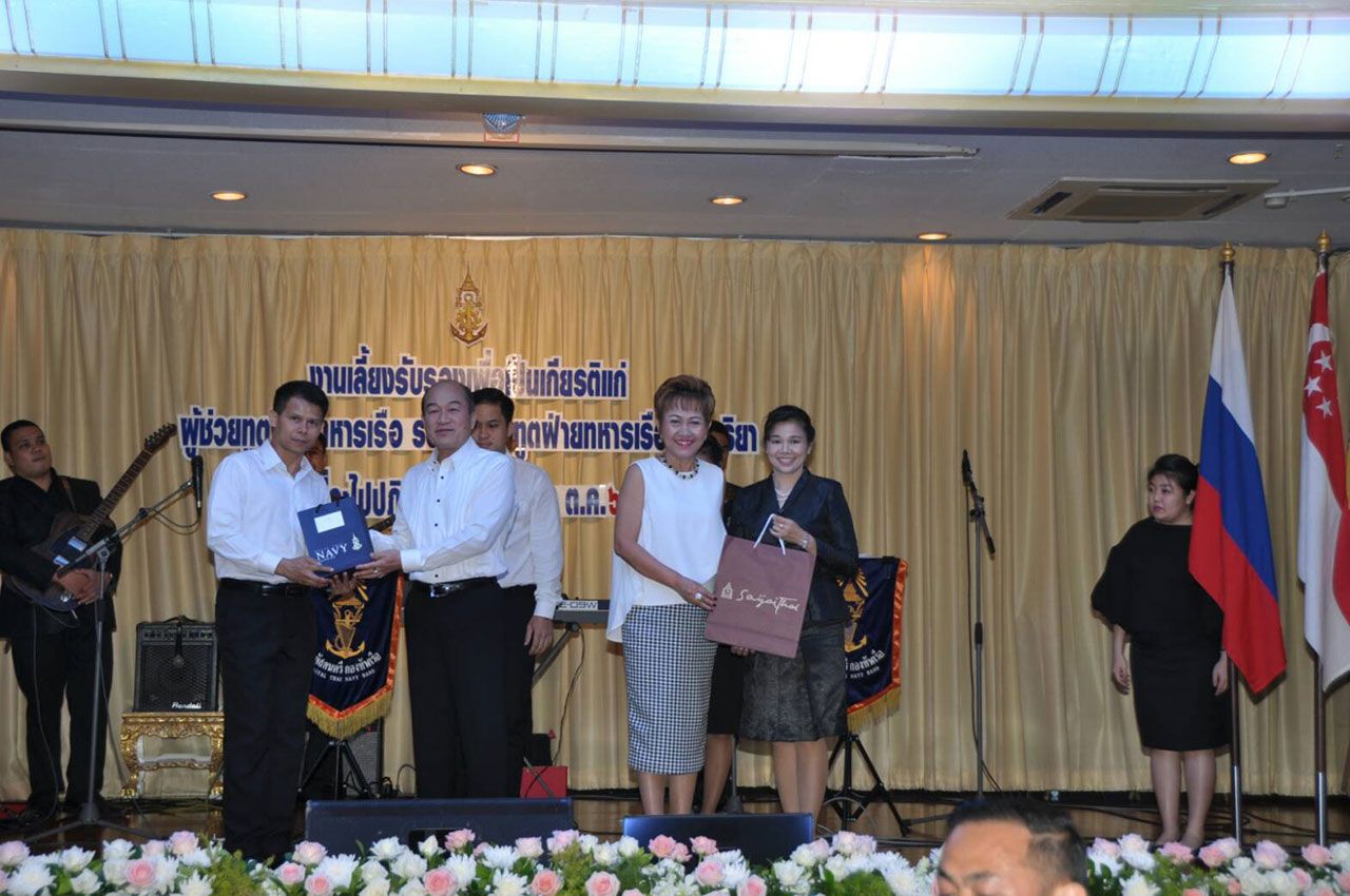 ผบ.ทร. เลี้ยงรับรอง มอบของ