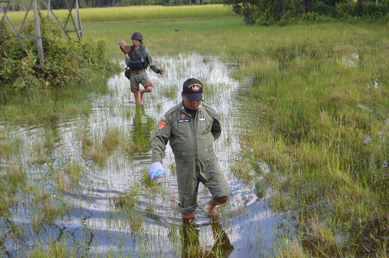 เดินลุยน้ำ บางครั้งต้องฝ่าสายฝนเพื่อลงพื้นที่ก็ไม่เคยหวาดหวั่น