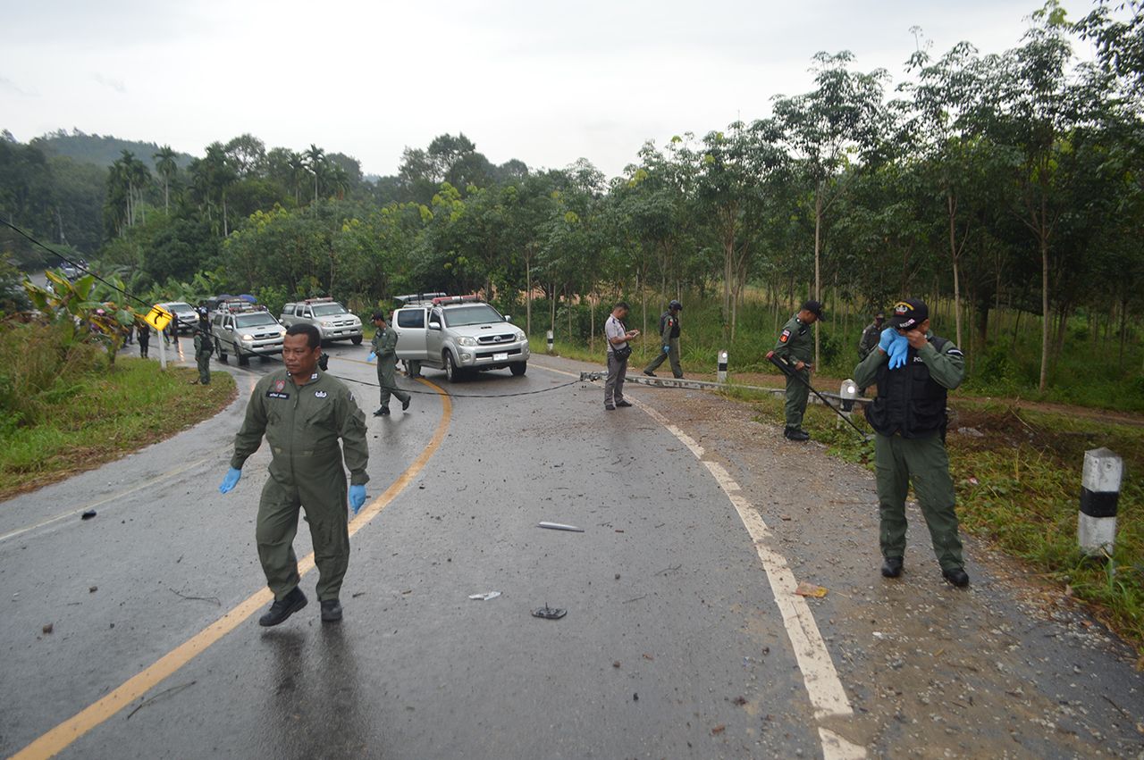 การลงพื้นที่ นอกจากระวังถูกลอบวางระเบิดซ้ำ ยังต้องระวังถูกซุ่มยิง