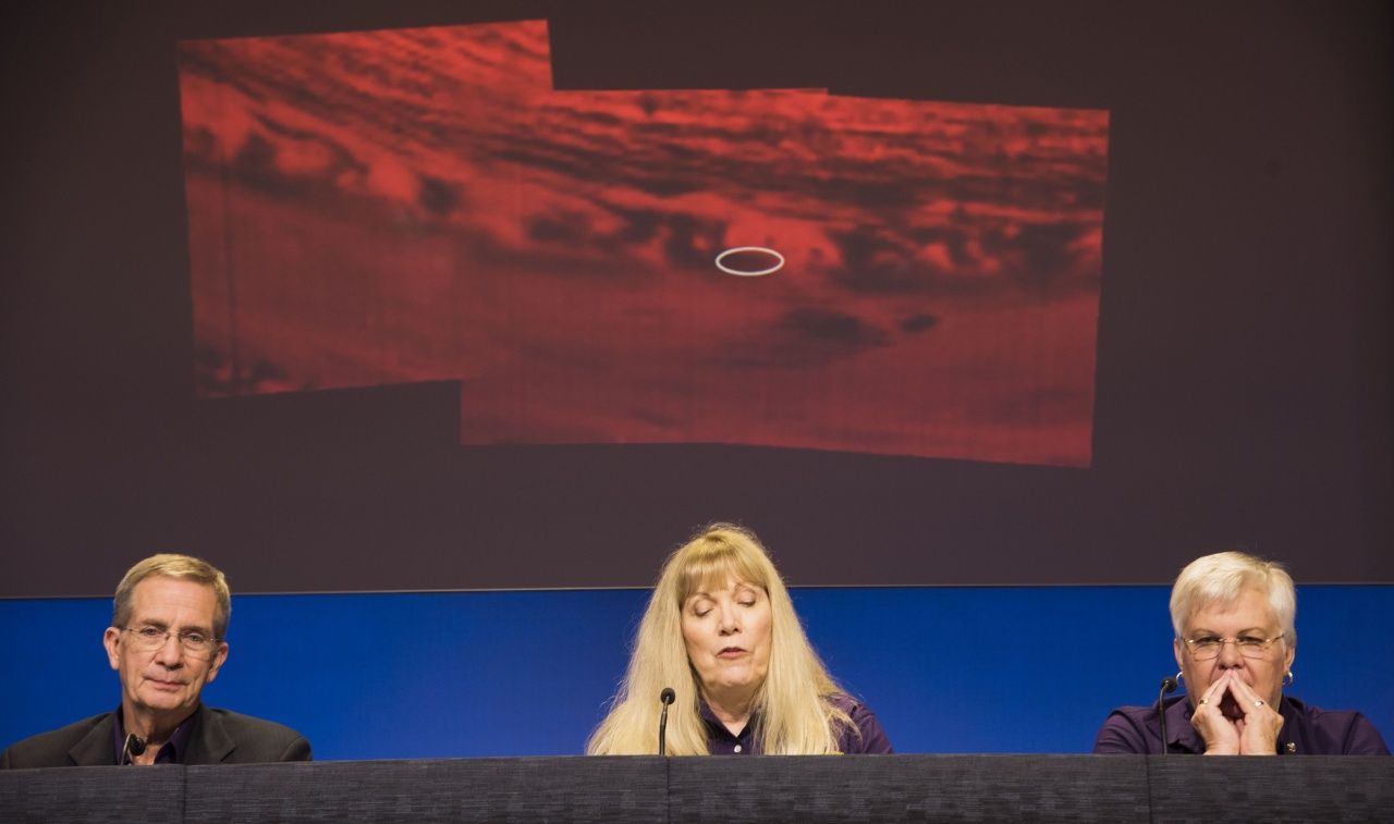 เอิร์ล ไมซ์ ผู้อำนวยการโครงการแคสสินี, ลินดา สปิลเกอร์ นักวิทยาศาสตร์โครงการแคสสินี และ จูลี เว็บสเตอร์ ผู้จัดการทีมปฏิบัติการยานอวกาศ จัดงานแถลงข่าวและเผยแพร่ภาพชุดสุดท้ายที่ยานแคสสินีถ่ายได้ โดยเป็นภาพอินฟาเรดแสดงให้เห็นจุดที่ยานพุ่งเข้าสู่ดาวเสาร์