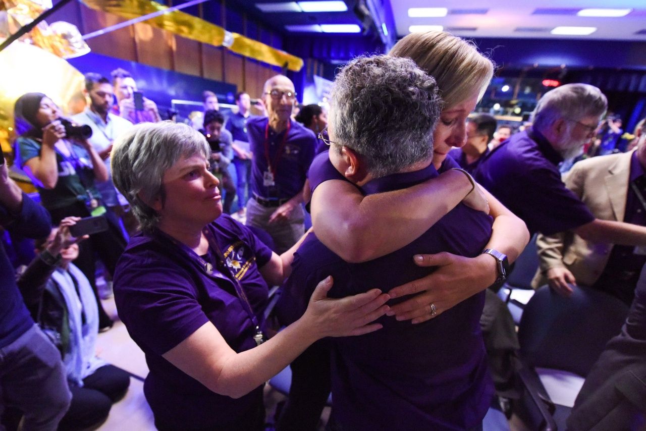 ทีมนักวิทยาศาสตร์โครงการแคสสินีในห้องควบคุมสวมกอดกันหลังจากสัญญาณจากยานแคสสินีขาดหายเป็นครั้งสุดท้าย