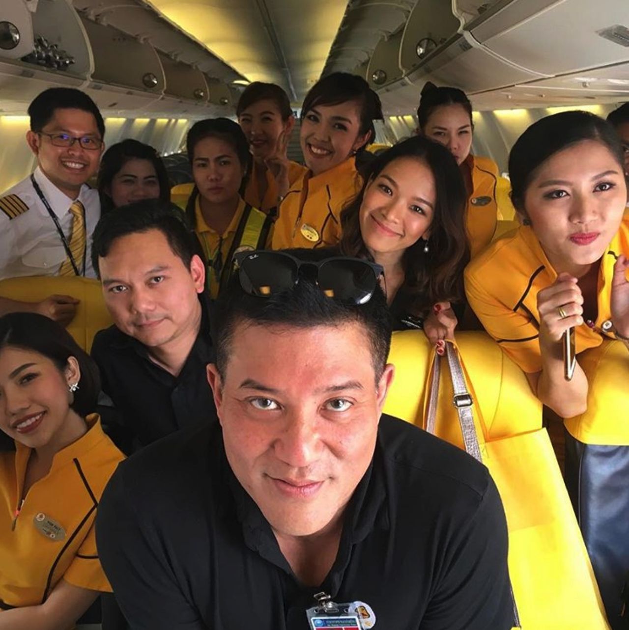 พร้อมหน้าพร้อมตาลูกเรือสาวสวย