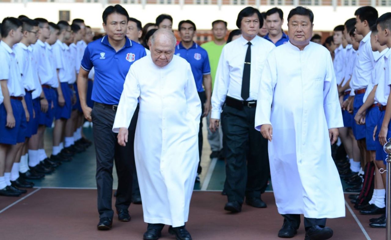 ผู้อำนวยการ และคณะผู้บริหารร่วมยินดีกับนักเรียน