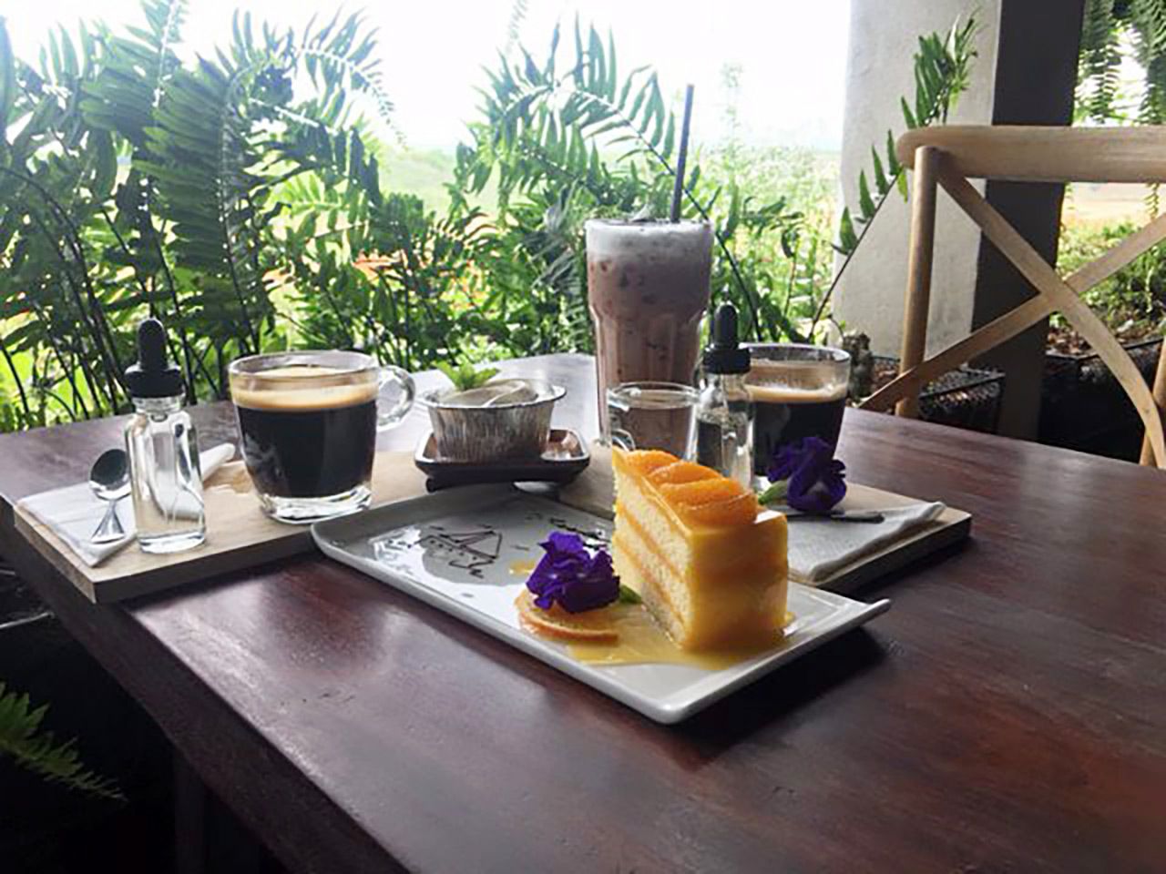 กาแฟขมกับขนมหวานๆ.