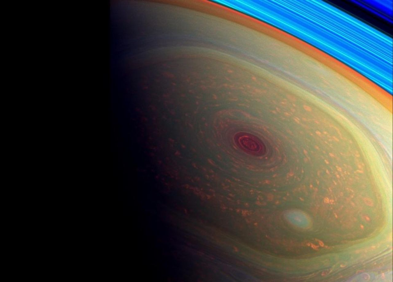 พายุ 6 เหลี่ยมที่ขั้วโลกเหนือของดาวเสาร์ (ภาพจาก NASA / JPL-Caltech / Space Science Institute)