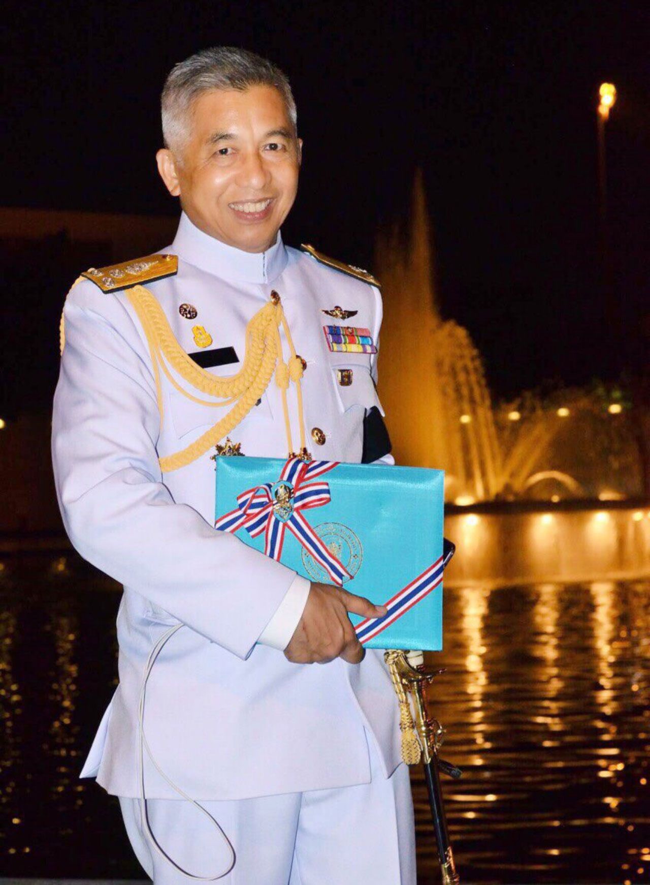 พล.ร.ท.ปรีชาญ ขึ้นรับรางวัล