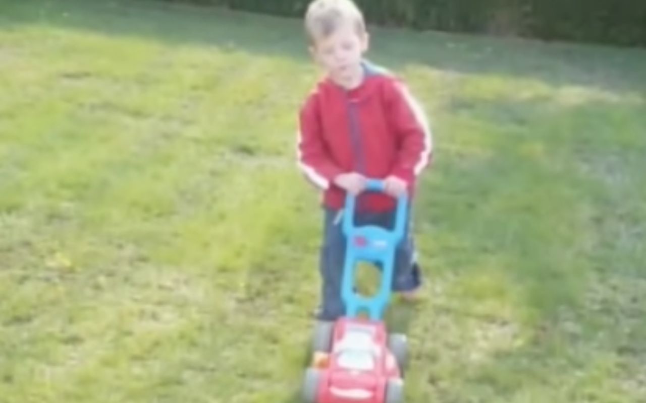 ชอบเล่นตัดหญ้ามาตั้งแต่เด็ก (ภาพจากยูทูบ)