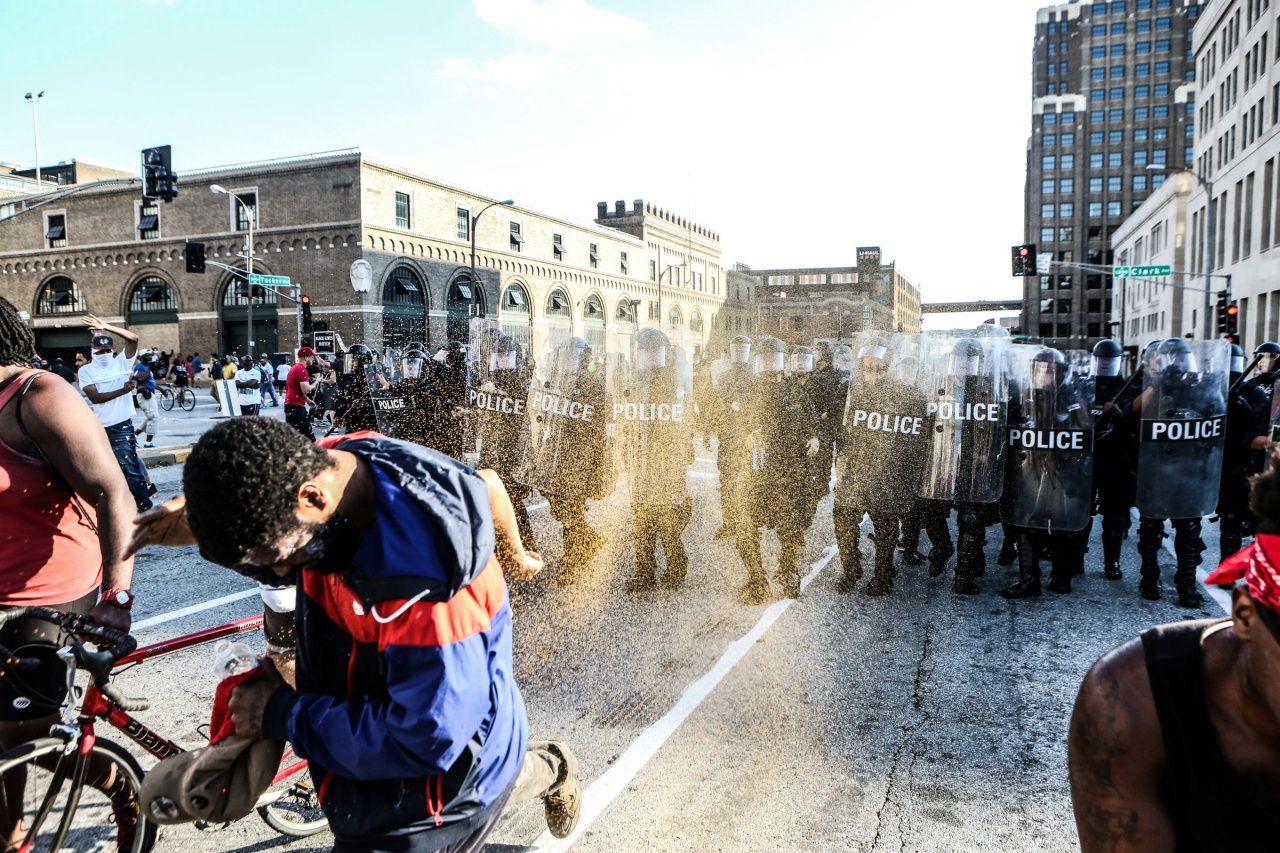 ตำรวจฉีดสเปรย์พริกไทยใส่ผู้ชุมนุม