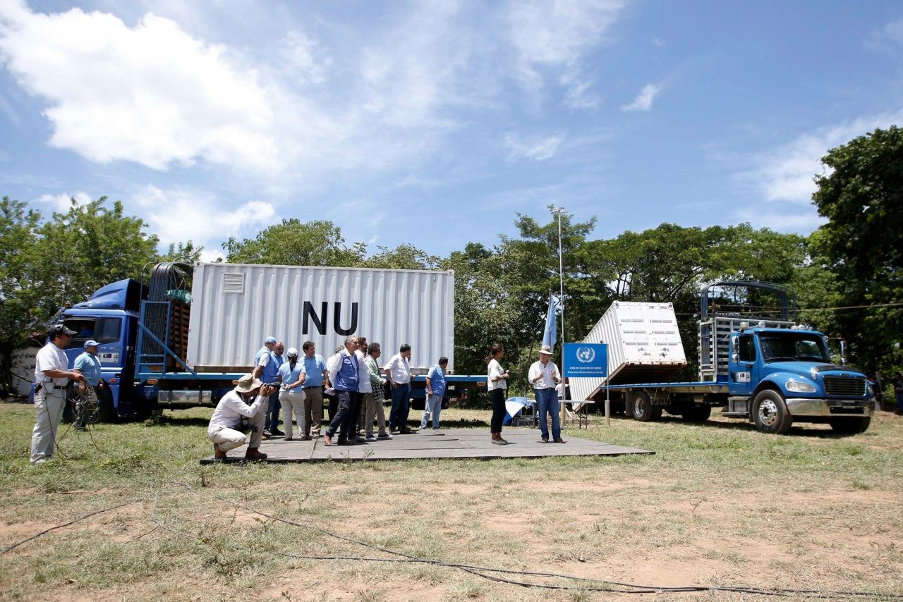 รถบรรทุกเตรียมขนอาวุธชุดสุดท้ายของกบฏฟาร์กไปทำลาย ภายใต้การกำกับดูแลของสหประชาชาติ