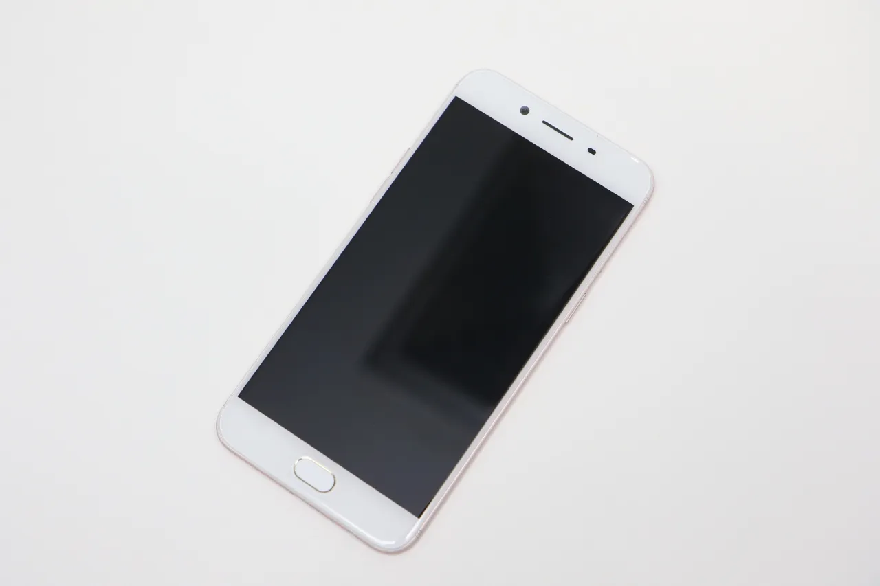 มันทุ้มอยู่ในใจ เทียบชัดๆ  OPPO และ iPhone ใครก็ว่าเหมือนยังกับแกะ?
