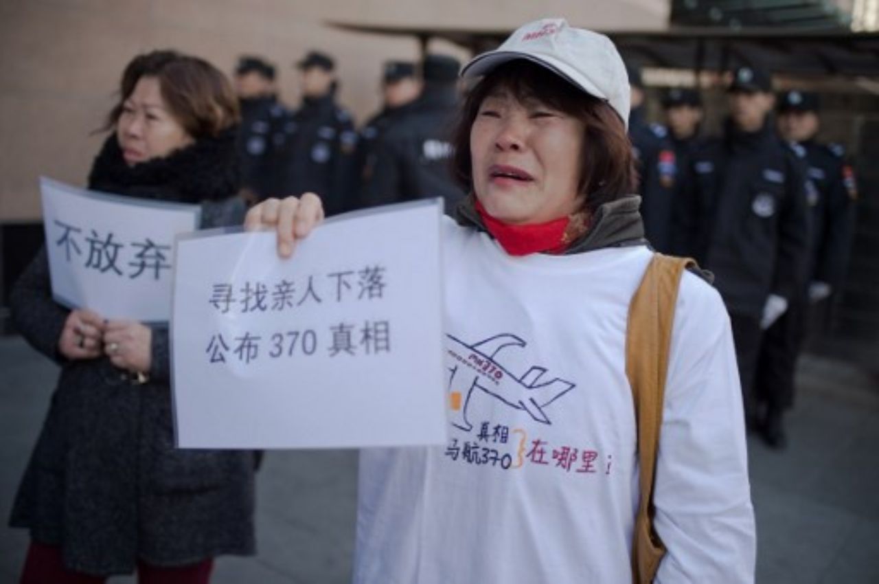 ญาติไม่หมดหวัง ไปชุมนุมที่หน้ากระทรวงการต่างประเทศ เรียกร้องให้ค้นหาเที่ยวบินMH 370 ต่อไป