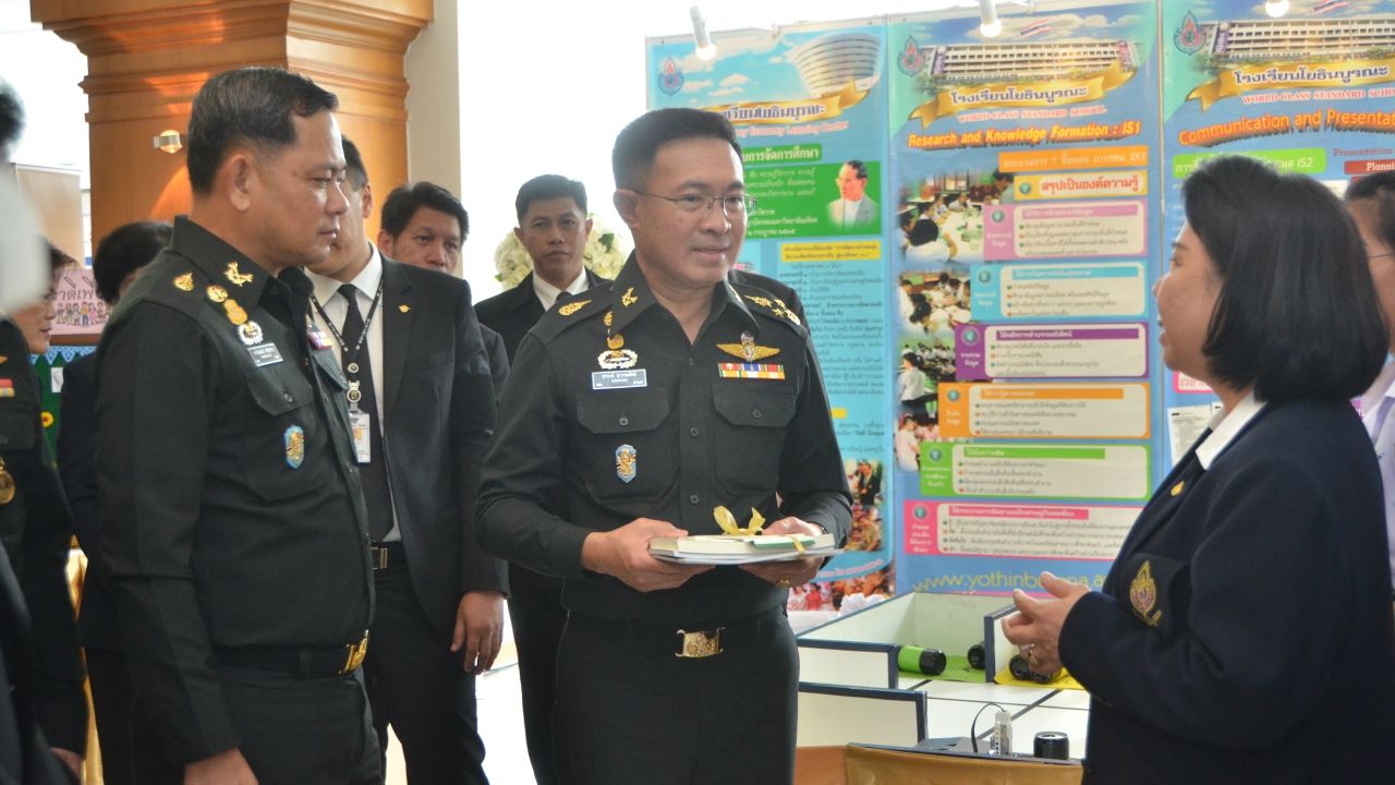 พล.อ.สุรพงษ์ เดินดูผลงาน