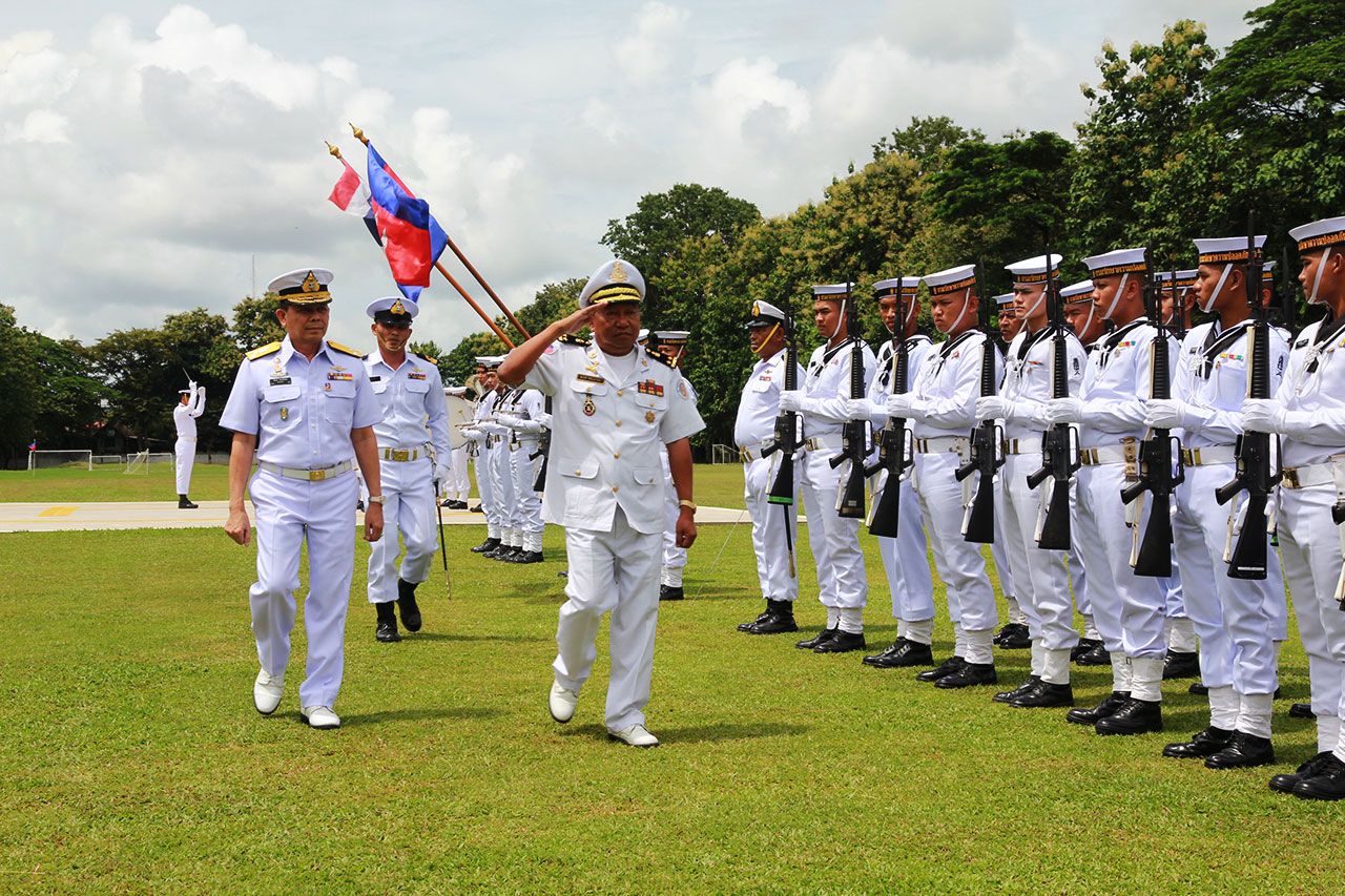 รองผบ.ฐานทัพเรือเรียม ทร.กัมพูชา ตรวจแถวทหารกองเกียรตยศ