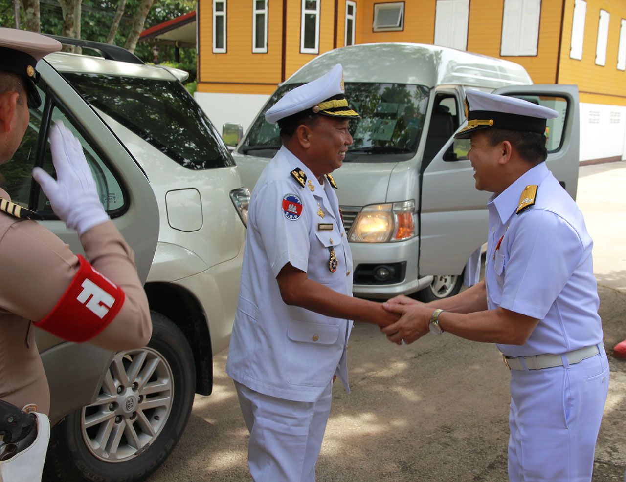 พล.ร.ท.รัตนะ วงษาโรจน์ ผบ.นย.ให้การต้อนรับ