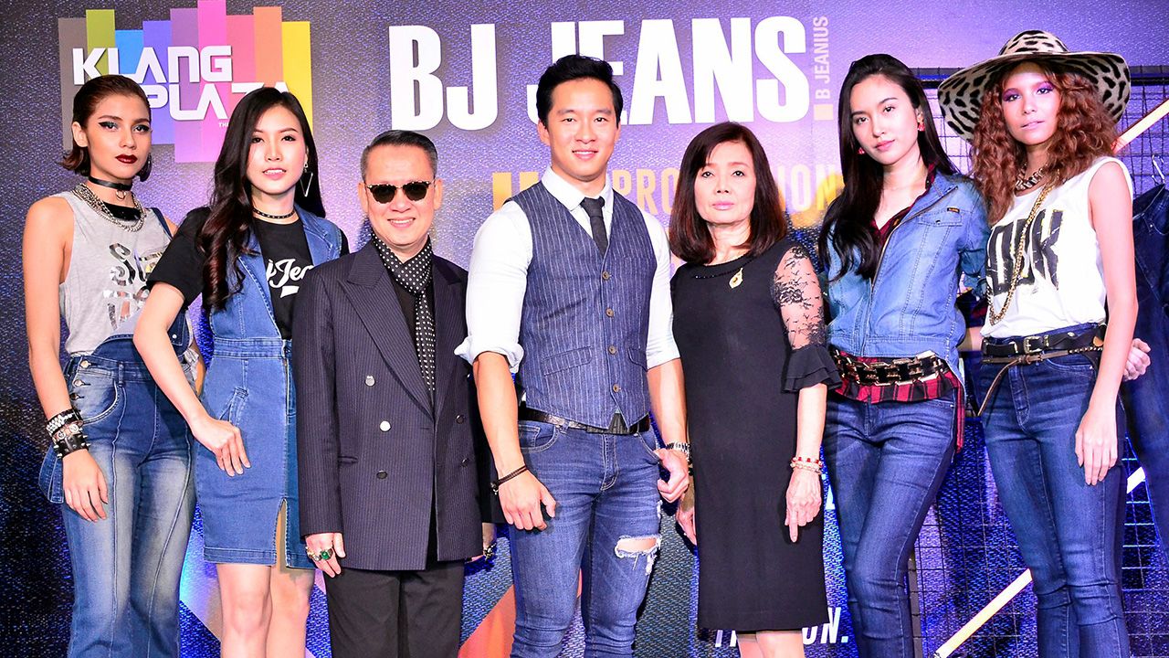 กันยูวีด้วย - พรเทพ โกมลวิศิษฎ์ จัด “BJ Road Show” งานเปิดตัวแฟชั่นกางเกงยีนส์กันยูวีใหม่ล่าสุด รุ่น “UV Protection UPF 50+ Jeans” โดยมี สมบัษร ถิระสาโรช และ นิศาชล สยุมภุรุจินันท์ มาร่วมงานด้วย ที่ลานโปรโมชั่น คลังพลาซ่า สาขาจอมสุรางค์ จ.นครราชสีมา วันก่อน.