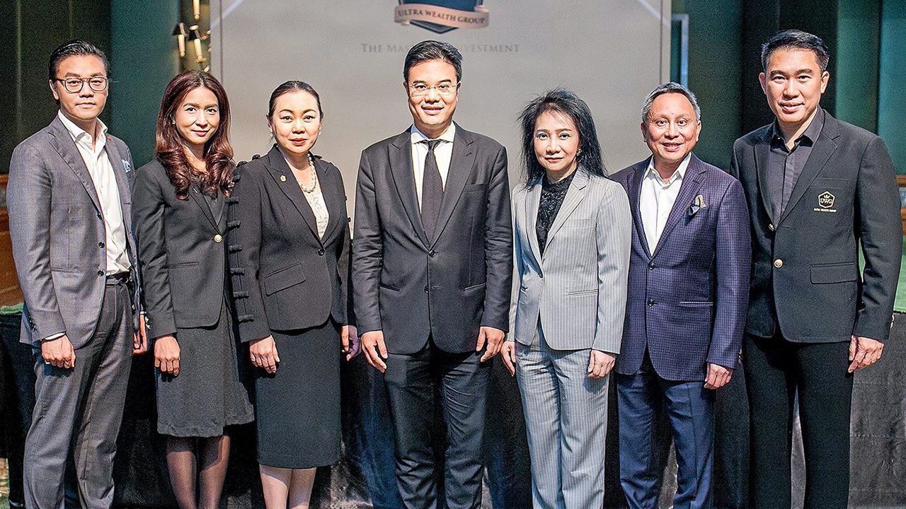 ให้ความรู้ - ปิยะมาน เตชะไพบูลย์ และ สุพร วัธนเวคิน ให้การต้อนรับ ปริญญ์ พานิชภักดิ์ ในโอกาสมาบรรยายพิเศษให้ผู้เรียนหลักสูตร “อัลตร้า เวลท์ กรุ๊ป รุ่นที่ 3” โดยมี ชาญ ศรีวิกรม์ และ ธราภุช คูหาเปรมกิจ มาร่วมฟังด้วย ที่โรงแรมแกรนด์ ไฮแอท เอราวัณ วันก่อน.