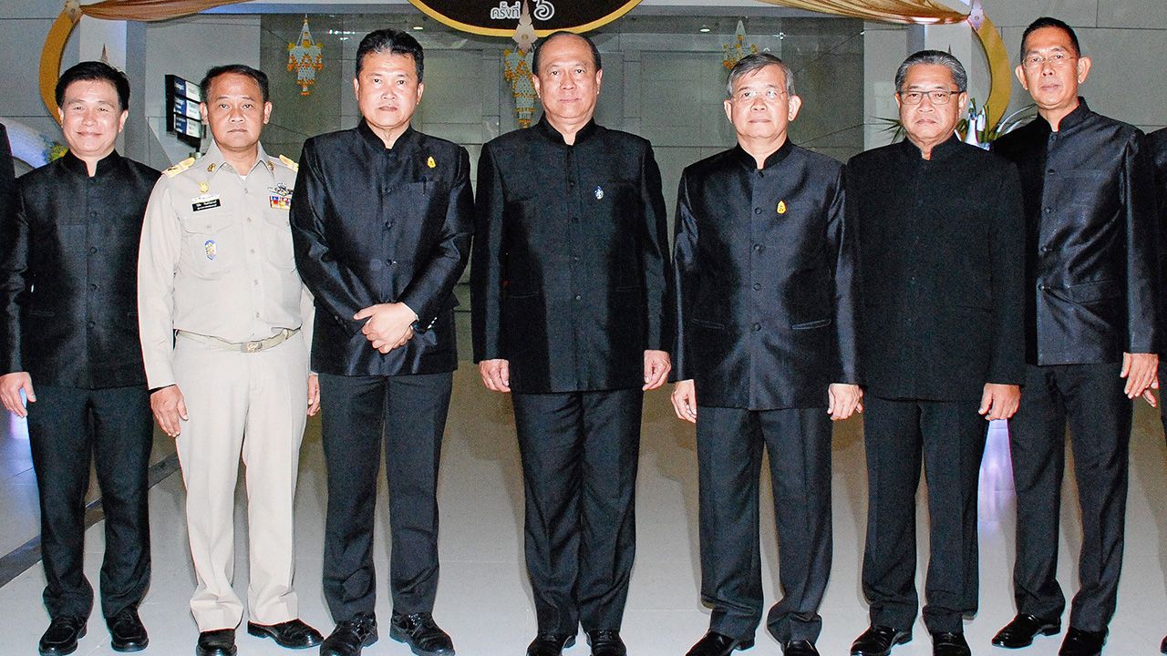 โอทอป - พล.อ.อนุพงษ์ เผ่าจินดา รมว.มหาดไทย เปิดงาน “ศิลปาชีพ ประทีปไทย OTOP ก้าวไกล ด้วยพระบารมี” โดยมี สุทธิพงษ์ จุลเจริญ, อภิชาติ โตดิลกเวชช์, นิสิต จันทร์สมวงศ์ และ ร.ต.ท.อาทิตย์ บุญญะโสภัต มาร่วมงานด้วย ที่อิมแพ็ค เมืองทองธานี วันก่อน.