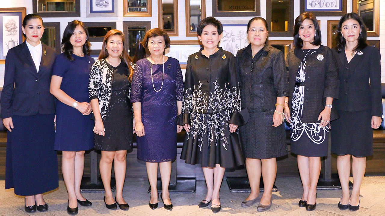 แน่มาก - คุณหญิงณัฐิกา วัธนเวคิน อังอุบลกุล แถลงผลการตัดสิน พร้อมแสดงความยินดีกับ 10 ผู้ประกอบการสตรีได้รับการคัดเลือกให้รับรางวัล AWEN 2017 ที่ประเทศฟิลิปปินส์ โดยมี เกษสุดา ไรวา, ศิริพร โรจนสุกาญจน์ และ นุสรา บัญญัติปิยพจน์ มาร่วมงานด้วย ที่ร้านพาทิโอ วันก่อน.