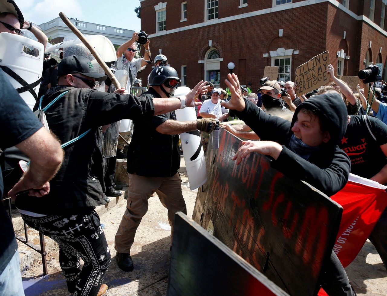 ผู้ชุมนุมสองฝ่ายปะทะกันอย่างรุนแรง