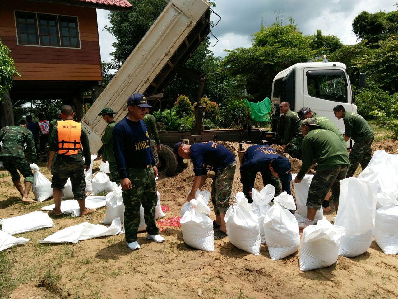 ส่งกำลังพล เครื่องไม้เครื่องมือเข้าถึงพื้นที่น้ำท่วม
