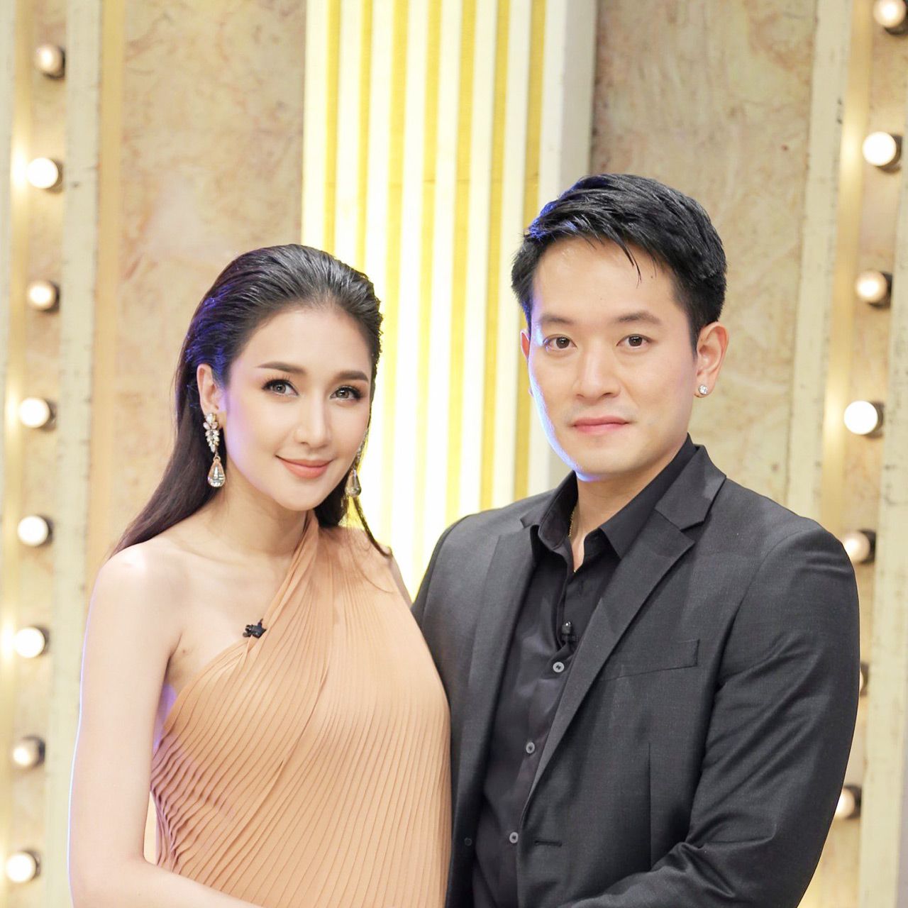 อีก 1 ว่าที่แม่ เนย-โชติกา กำลังตั้งท้อง 5 เดือน พา ไฮโซอาร์ม สามีมาโชว์ตัวครั้งแรก บอกว่าไม่แพ้ท้องเลย แต่อยากอ้วกกับเค้าบ้างจะได้รู้ว่าตัวเองท้องอยู่ เอ้อ...แปลกดี ฮิฮิ.