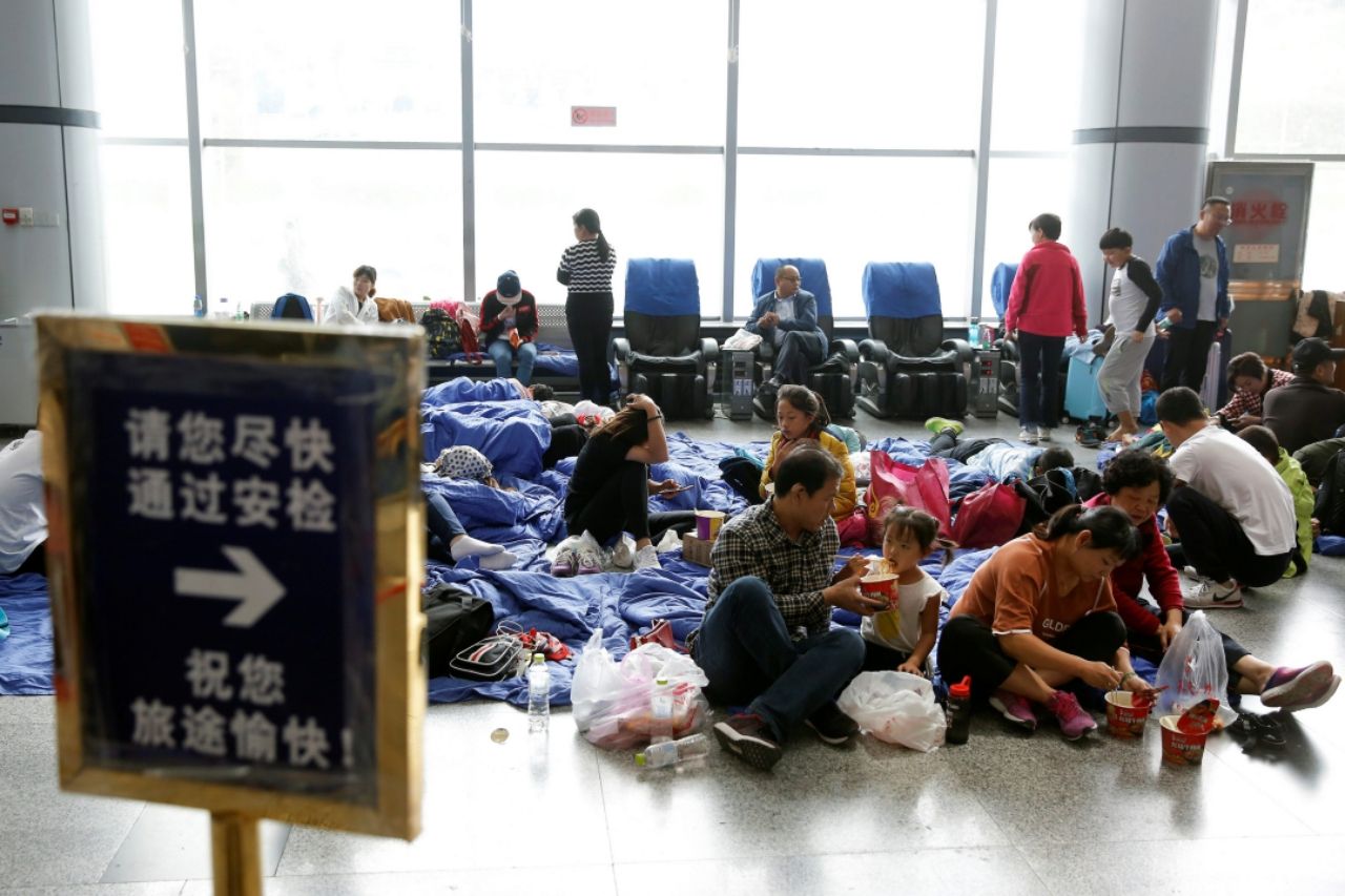นักท่องเที่ยวนอนกันอยู่ที่สนามบินเมืองจิ่วไจ้โกว รอเที่ยวบินเดินทางออกจากเมือง หลังเกิดแผ่นดินไหวรุนแรง