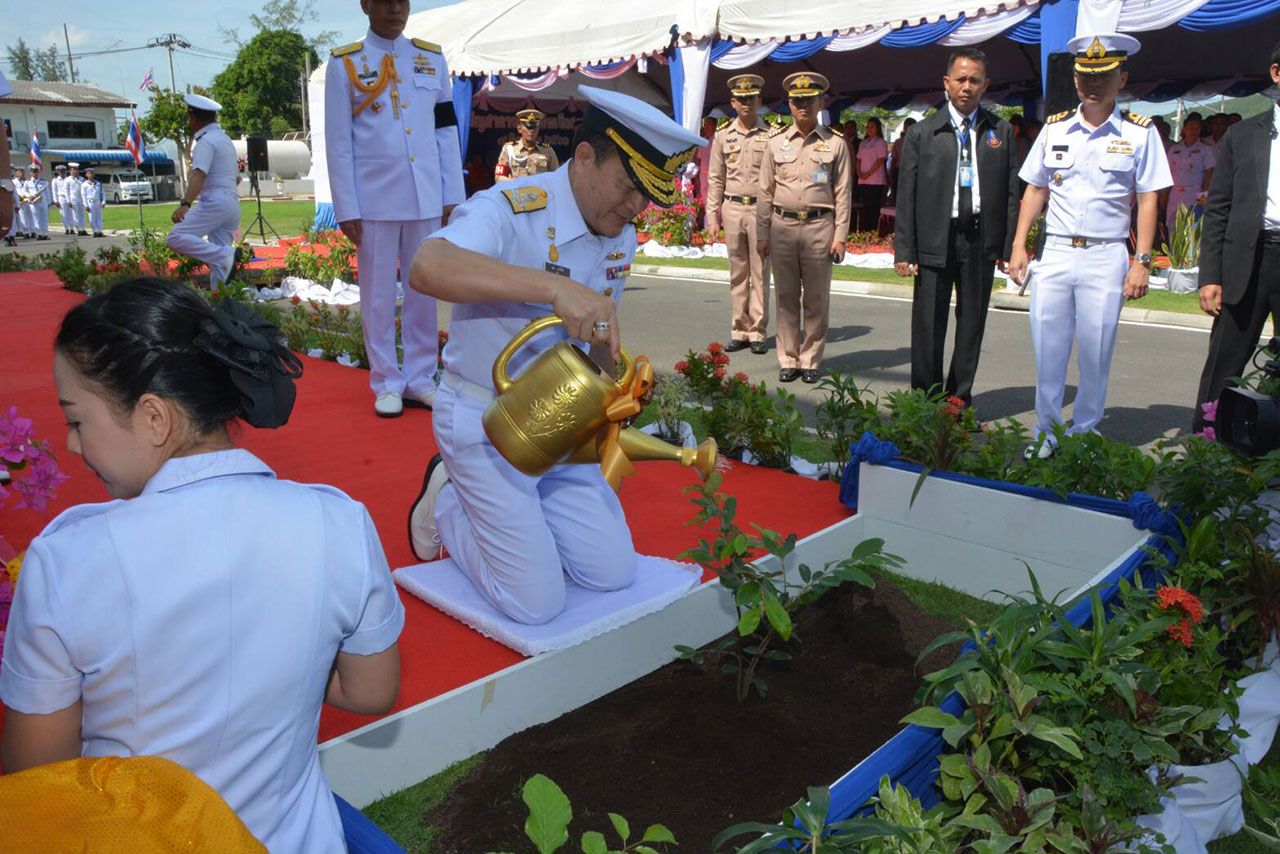 ผบ.ทร.ปลูกต้นไม้ระหว่างป็นประธานในพิธี