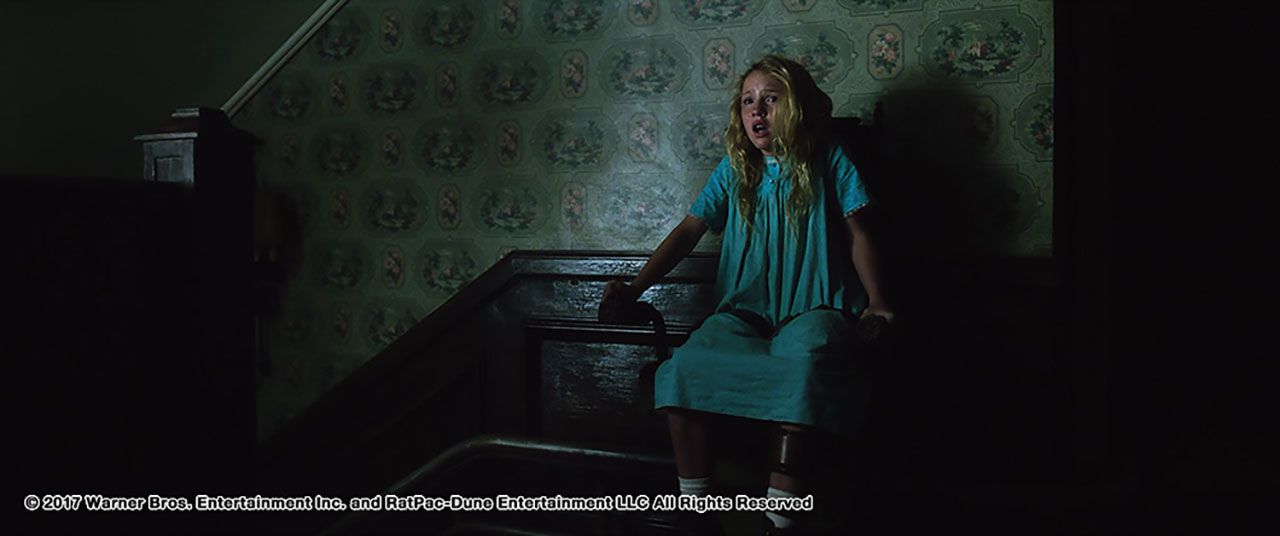 เก้าอี้เลื่อนเพื่อช่วยให้เธอขึ้นลงบันไดได้สะดวก แต่เชื่อเถอะว่าเธอจะต้องจำเก้าอี้ตัวนี้ไปอีกนาน...