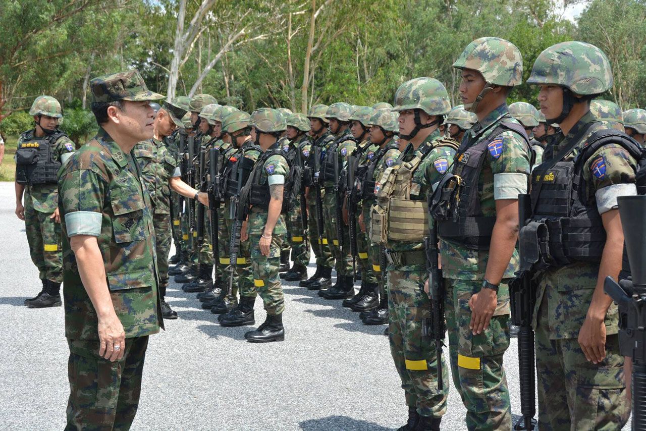 เป็นกันเอง ทักทายกับกำลังพล