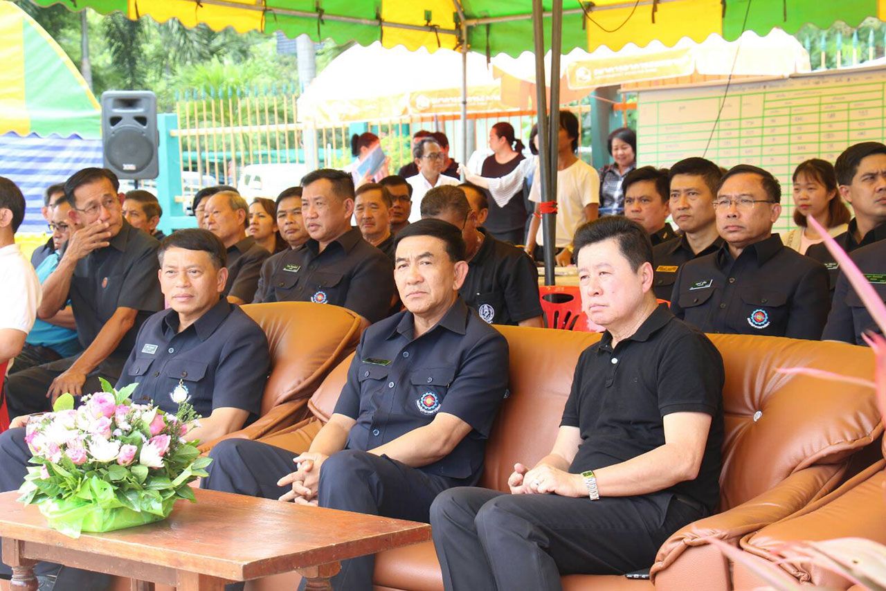 พบปะชาวบ้าน และมอบถุงยังชีพ