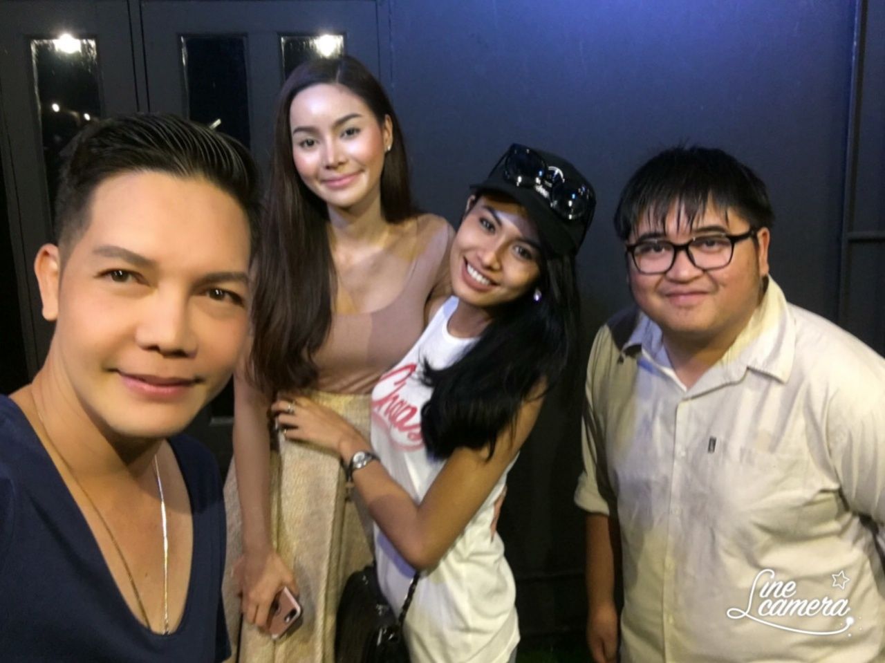 (ขวามือ) โอม อวิรุทธ์ อรรคบุตร ผู้อำนวยการกองมิสแกรนด์ศรีสะเกษ 