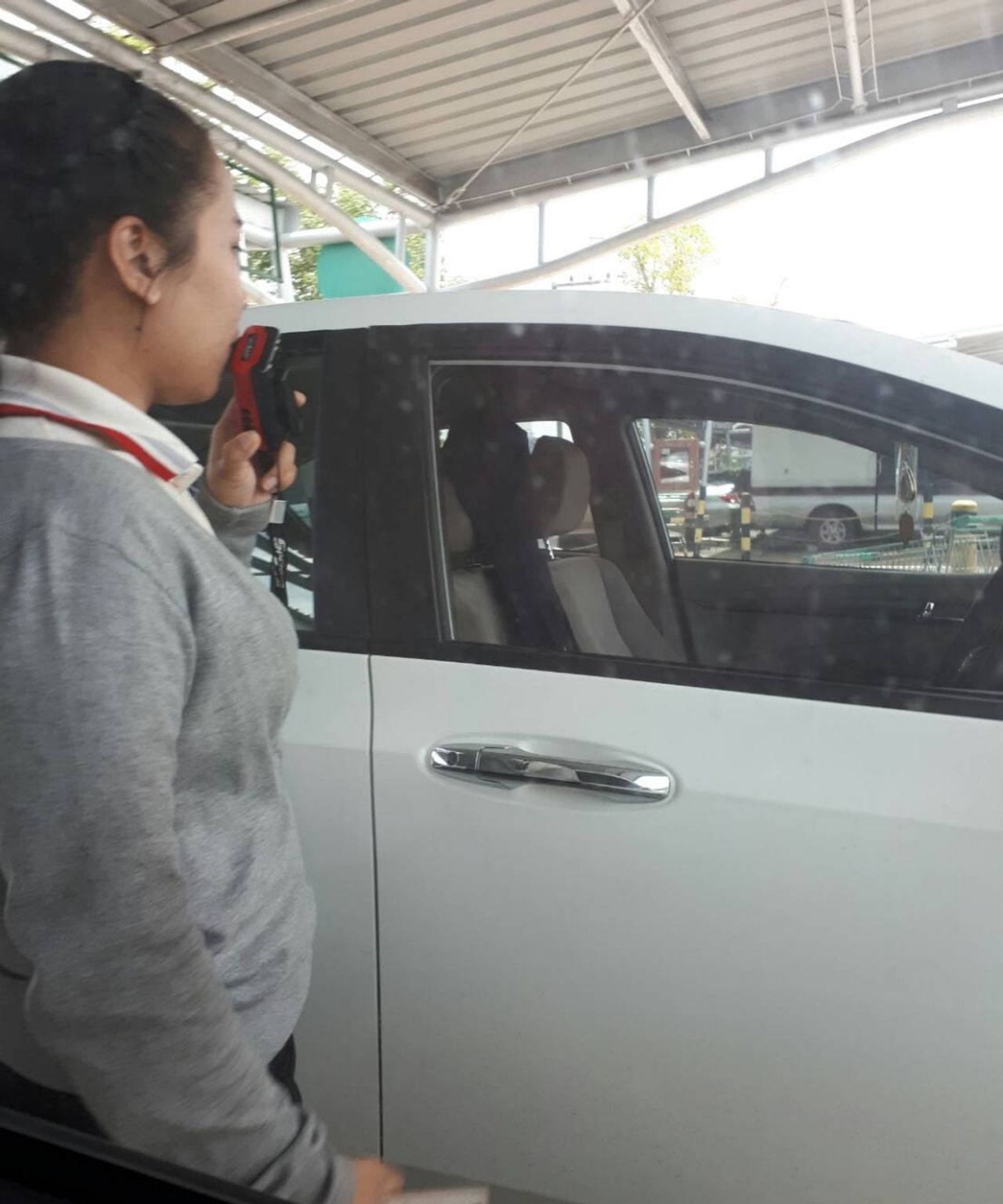 จนท.ห้าง มาช่วยเฝ้ารถต่อ เพราะ น.ส.ศิริพร มีนัดส่งของ