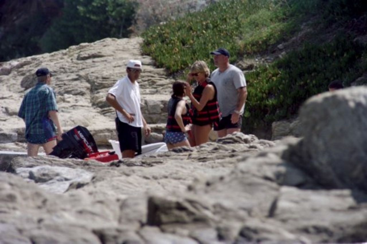 เจ้าหญิงไดอานา ขณะเสด็จพระดำเนินไปพักผ่อนที่ฝรั่งเศส พร้อมกับนายโดดี อัล ฟาเยด เมื่อ 14ก.ค.40