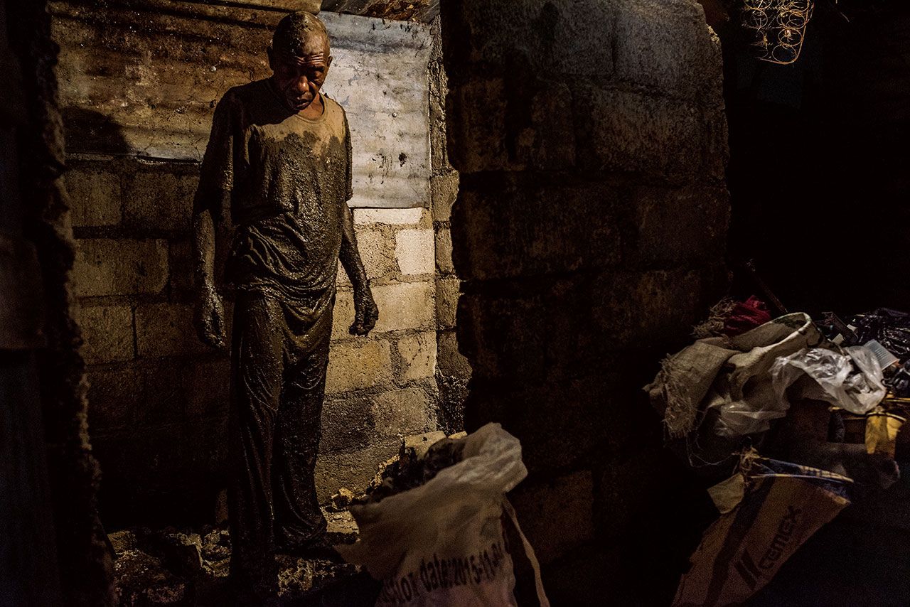 เฮติ ในกรุงปอร์โตแปรงซ์ เอกซีเลียง เซอนา ยืนอยู่เหนือคอห่านของห้องน้ำสาธารณะแห่งหนึ่ง เขาใช้เวลาช่วงกลางคืน ดูดส้วมโดยใช้มือและถัง แล้วนำของเสียใส่ถุงไปทิ้งในคูหรือคลอง เพื่อหลีกเลี่ยงคำครหาและสายตาดูหมิ่นของชาวบ้าน