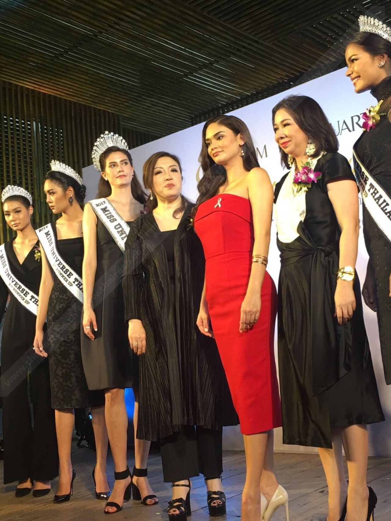 มารีญา และ เพีย พร้อมด้วย คุณวรลักษณ์ ตุลาภรณ์ ผู้อำนวยการใหญ่อาวุโสการตลาดเดอะมอลล์ กรุ๊ป ,คุณอรธิรา ภาคสุวรรณ รองกรรมการผู้จัดการ ดิ เอ็มโพเรี่ยม และ ดิ เอ็มควอเทียร์