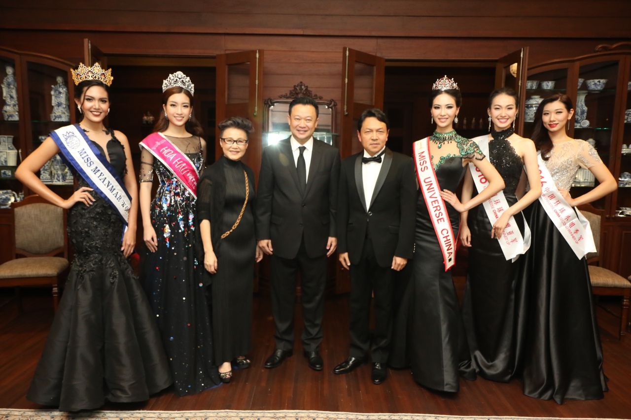 เหล่านางงามจากประเทศต่างๆ และ นายยุทธศักดิ์ สุภสร ผู้ว่าการ ททท. (กลาง) และ นางศรีสุดา วนภิญโญศักดิ์ รองผู้ว่าการด้านตลาดเอเชียและแปซิฟิกใต้ ททท. (ที่ 3 จากซ้าย)