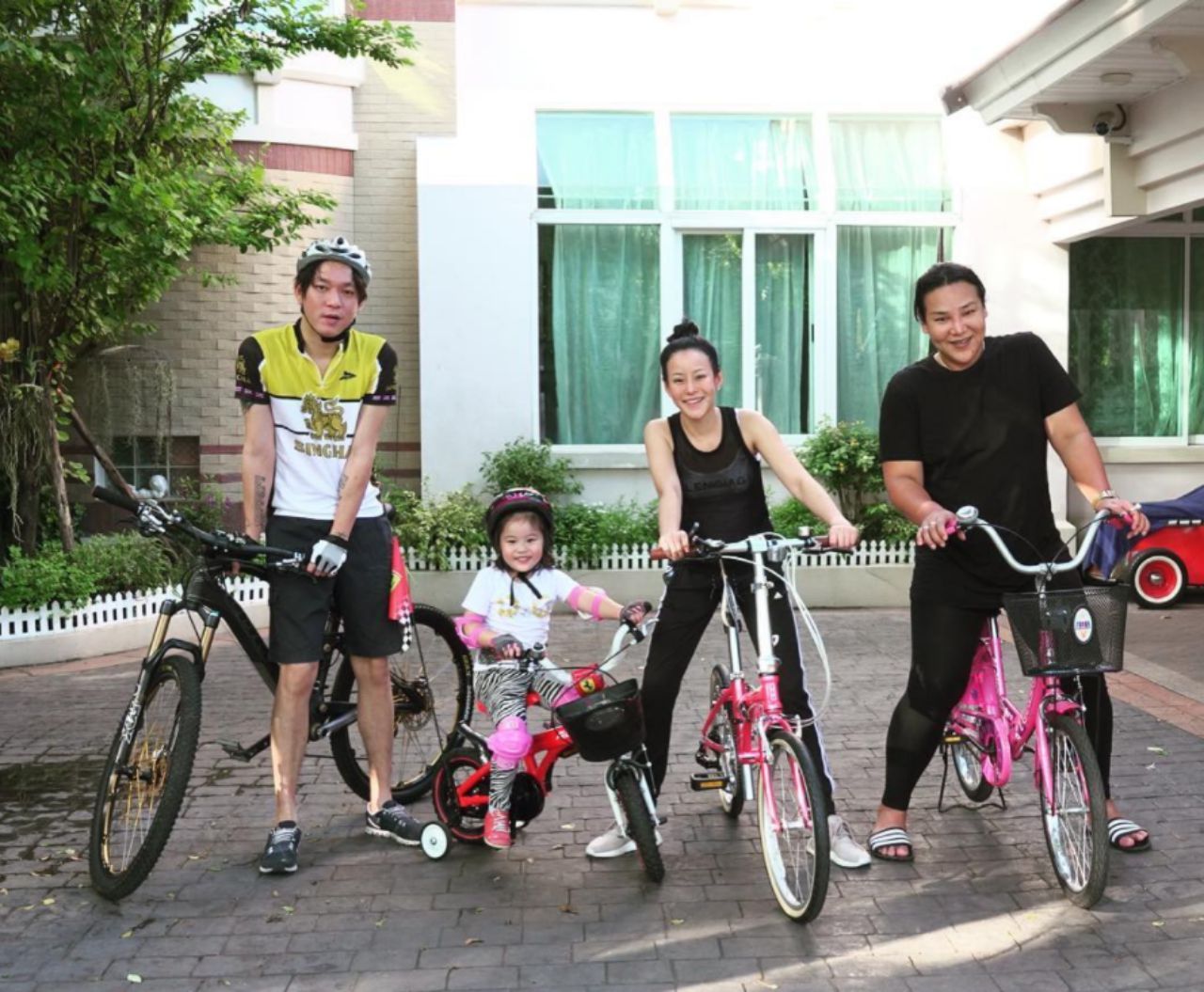 พ่อแม่ลูกจะไปปั่นจักรยานแล้ว