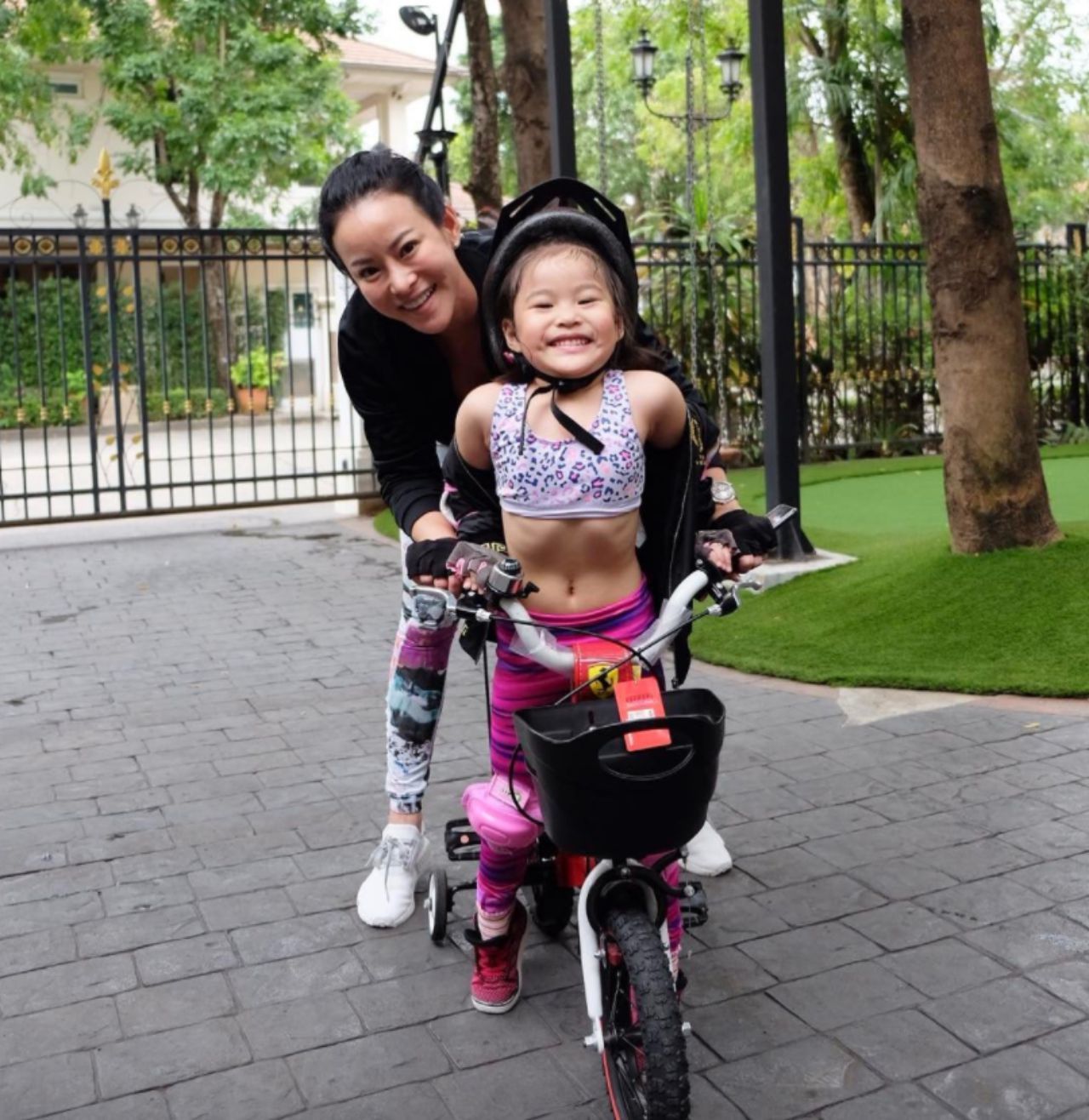 หน้าบ้านกว้างเชียว