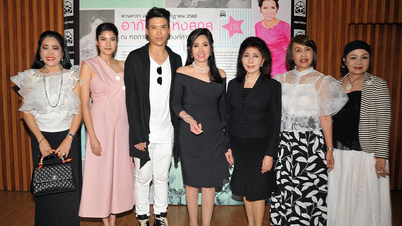 ปลื้มปีติ - ดลยา หงสกุล, ศศิกานต์ รัศมิ์รวี, พิมลรัตน์ พันธุ์จันทร์, นงลักษณ์ มีผดุล, ภัสสรกรณ์ จิราธิวัฒน์ และ ราศรี บาเล็นซิเอก้า มาร่วมแสดงความยินดีแก่ อาภัสรา หงสกุล ในโอกาสได้เป็นดาวดวงที่ 176 ด้วยการประทับรอยมือรอยเท้าเป็นอมตนุสรณ์ ที่หอภาพยนตร์ วันก่อน.