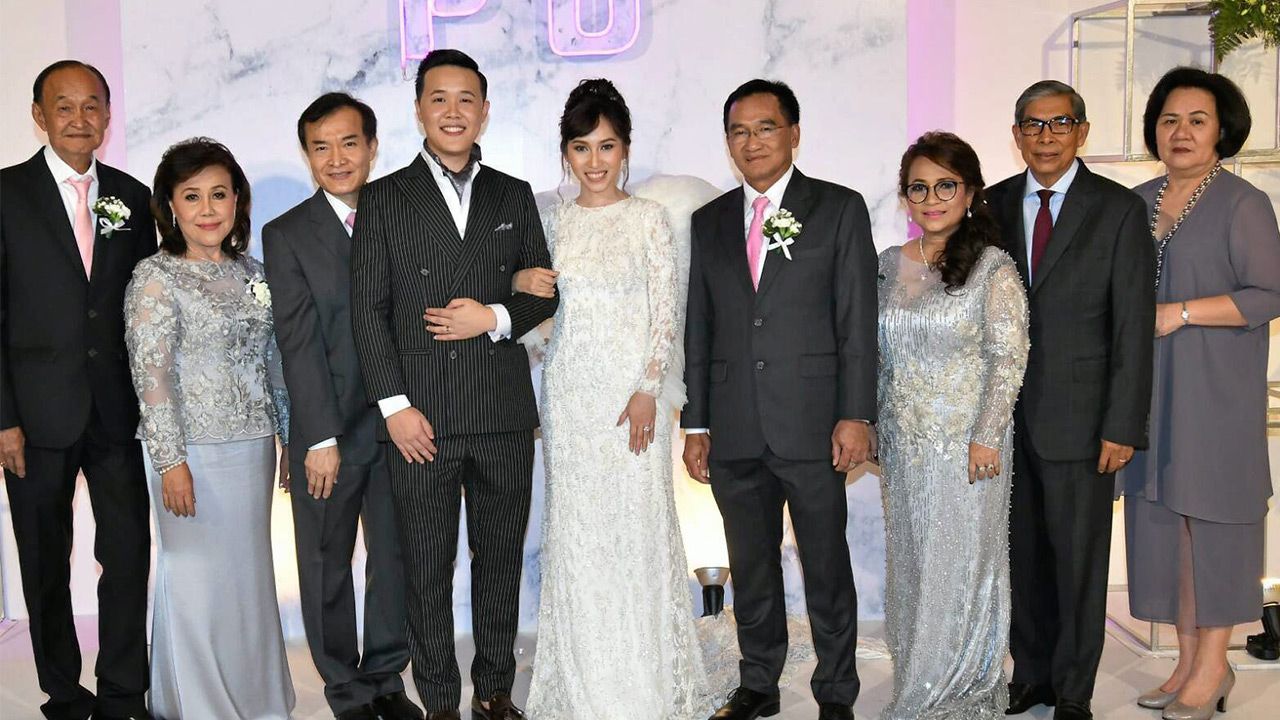 คู่รักชื่นมื่น - สราวุธ วัชรพล เป็นประธานในงานวันมีคู่ระหว่าง พรรณกาญจน์ นวรัตน์ธนากร บุตรี ฐิตาภา ทรงเผ่า–ณฐนน เข็มเงิน กับ ภัทรวุฒิ บุตร นงนารถ–สมชาย ศรีเทียมศักดิ์ โดยมี ชูพงศ์ มณีน้อย และ เพ็ชรากรณ์ วัชรพล มาร่วมงานด้วย ที่ รร.รามาการ์เด้นส์ วันก่อน.