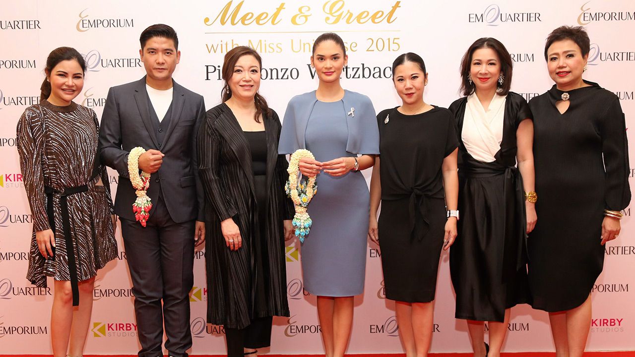 เวลคัม - ฐาปนีย์ เกียรติไพบูลย์, วรลักษณ์ ตุลาภรณ์ และ อรธิรา ภาคสุวรรณ ให้การต้อนรับ เพีย อะลอนโซ วูร์ทซบาค นางงามจักรวาลปี 2015 ในโอกาสมาเยือนเพื่อส่งเสริมการท่องเที่ยวประเทศไทย โดยมี ทิม แย็บ และ พนิตตา ศรีสะอาด มาร่วมงานด้วย ที่ดิ เอ็มโพเรี่ยม วันก่อน.