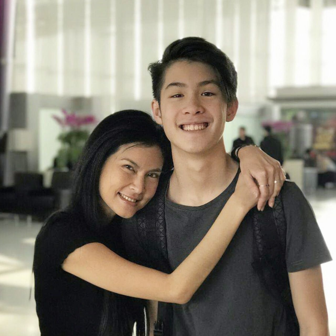 สามีแห่งชาติ เจ้านาย จะควงคุณแม่ ปิ่น–เก็จมณี มาอวดความรักในงาน To Mom with Love 2017 สาวๆ ไปฝากเนื้อฝากตัวได้วันพุธนี้ 6 โมงเย็น ที่เทอร์มินอล 21.