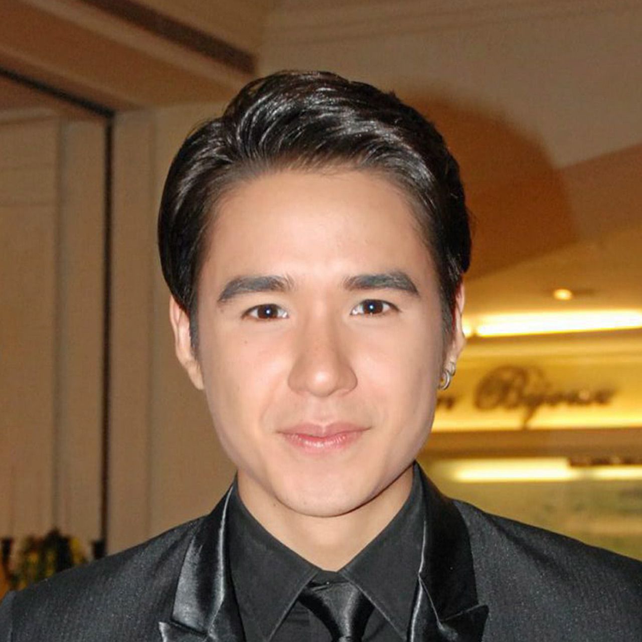 เป็นบอดี้การ์ดให้ วิว–วรรณรท ในละคร “รักซ่อนแค้น” บู๊ กับผู้ร้ายไม่เคยกลัว เพราะมีแผลฟกช้ำแค่ไหน นิว–ชัยพล ก็มีพยาบาลประจำตัว น้องเมษา ทายาให้ อิ๊ๆ.