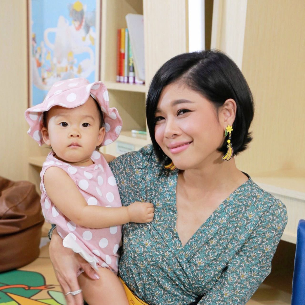 ดู “3 แซบ” วันก่อน จู่ๆ เป่าเปา ร้องหิวนมขึ้นมา กุ๊บกิ๊บ เลยจัดการจับลูกมาดูดนมกลางรายการ แต่ยังดีเอา ผ้ามาคลุมไว้ อิอิ...สัญชาตญาณแม่เต็มร้อยจริงๆ.
