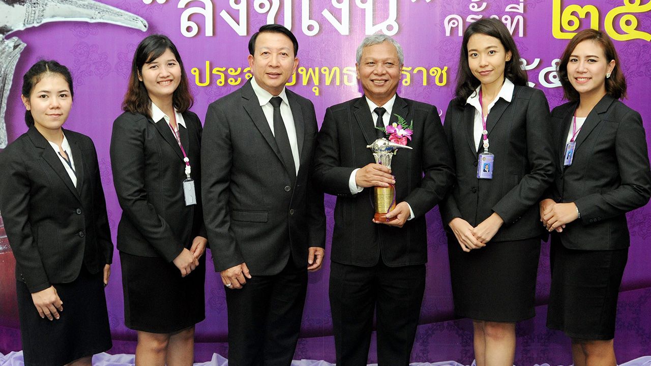 ภูมิใจมาก สนิท พรหมวงษ์ อธิบดีกรมการขนส่งทางบก เข้ารับรางวัลกิตติคุณสัมพันธ์ “สังข์เงิน” ครั้งที่ 25 ในฐานะองค์กรประชาสัมพันธ์ดีเด่นประจำปี 2559 จาก พล.อ.อ.ชลิต พุกผาสุข องคมนตรี จัดโดยสมาคมนักประชาสัมพันธ์แห่งประเทศไทย ที่ห้องประชุมกรมประชาสัมพันธ์ วันก่อน.