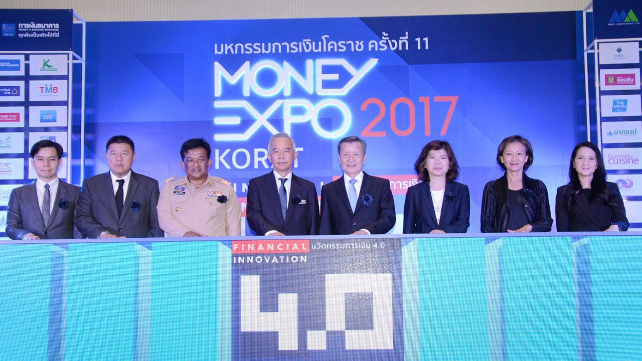 การเงิน สุวัจน์ ลิปตพัลลภ อดีตรองนายกรัฐมนตรี เปิดงาน มหกรรมการเงินโคราช ครั้งที่ 11 ให้แก่ สันติ วิริยะรังสฤษฎ์ จัดถึง 6 ส.ค. โดยมี ธนพล จันทรนิมิ, สุรวิฒิ เชิดชัย, เกศรา มัญชุศรี, กฤษณา อัมพุช และ ธนิต วิริยะรังสฤษฎ์ มาร่วมงานด้วย ที่เดอะมอลล์ นครราชสีมา วันก่อน.