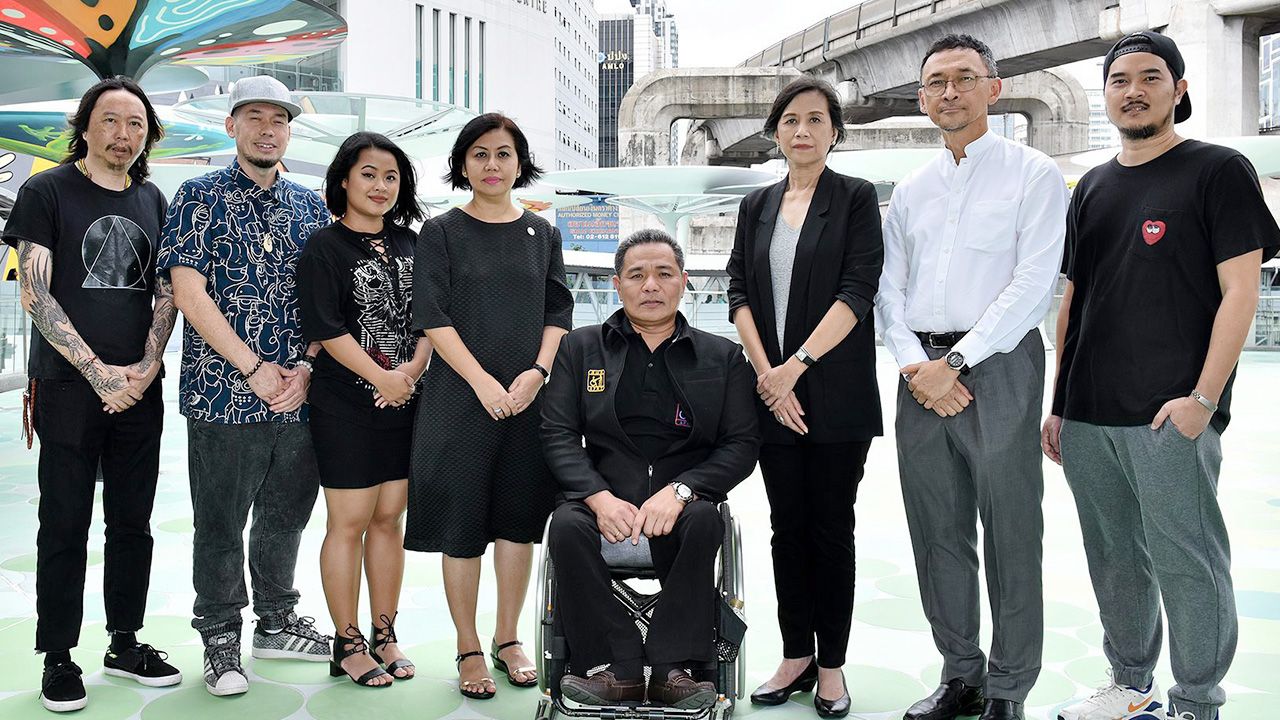 เดินสบาย ลักขณา คุณาวิชยานนท์ และ กิตติพงษ์ หาดทวายกาญจน์ เปิดทางเชื่อมแยกปทุมวัน แลนด์มาร์คแห่งใหม่ ออกแบบตามแนวคิดอารยะสถาปัตย์ โดยมี อัจฉริยะ โรจนะภิรมย์, รักกิจ ควรหาเวช, เปียบ ทาร์ และ ลิซา แมม มาร่วมงานด้วย ที่ทางเชื่อม สยามดิสคัฟเวอรี่ วันก่อน.