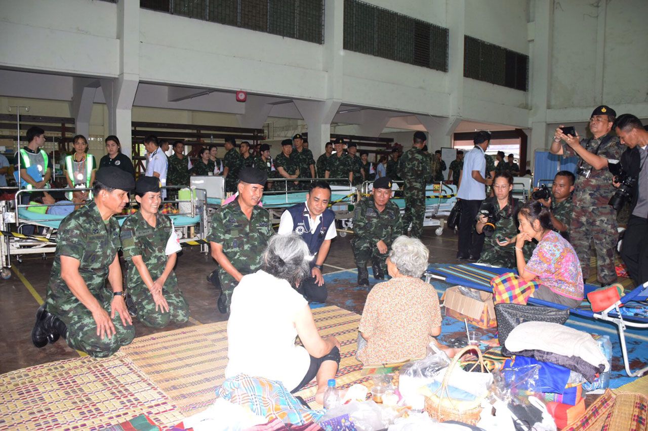 ผบ.พล.ร.3 นำ ผบ.ทบ.แจกจ่ายสิ่งของพุดคุยกับชาวบ้าน