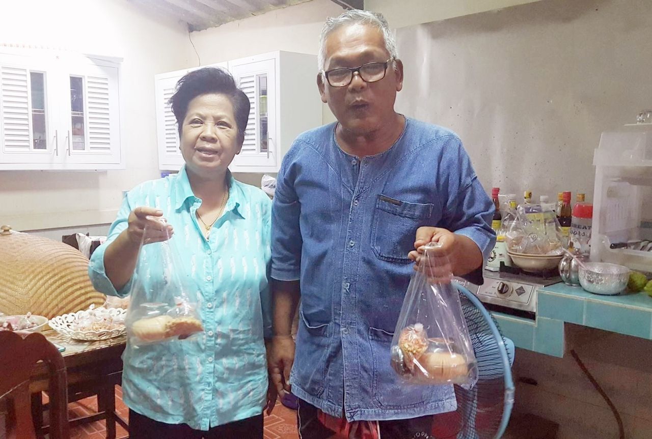 นายยงยุทธและนางนวลน้อง ขำพงษ์ สองสามีภรรยาชาว อ.ศรีสำโรง จ.สุโขทัย นำผลกระท้อนที่ปลูกเองในสวน มาแปรรูป