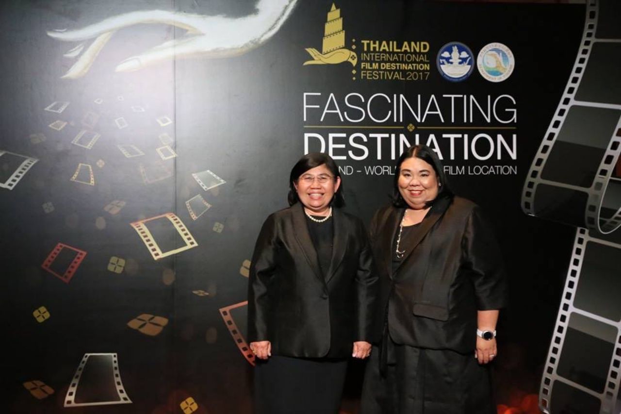 (คนซ้าย) นางสาววรรณสิริ โมรากุล อธิบดีกรมการท่องเที่ยว (คนขวา) นางสาววรธีรา สุวรรณศร ผู้อำนวยการกองกิจการภาพยนตร์ และวีดิทัศน์ต่างประเทศ